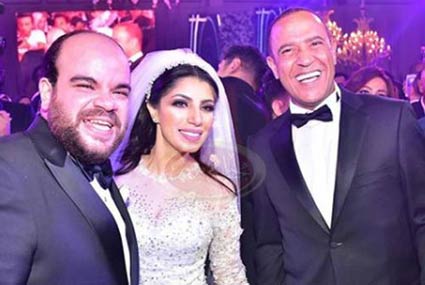 البداية مع الممثل أشرف عبد الباقي الذي نشر صورته مع العروسين وتمنى لهما السعادة والهناء.
