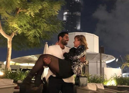 أحمد فلوكس يحمل هنا شيحة بين ذراعيه