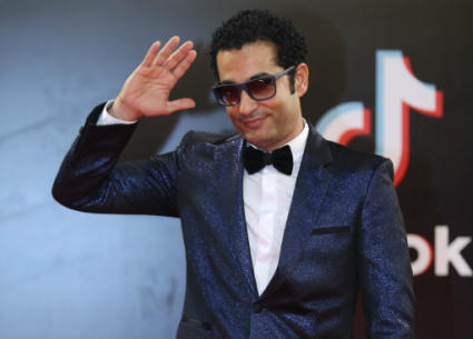 عمرو سعد جاكيت لامع ونظارة شمسية حضر بها الحفل داخل المسرح الكبير في دار الأوبرا