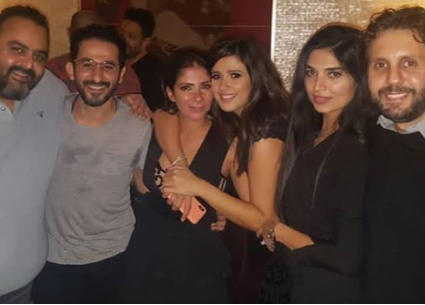 هشام ماجد وزوجته مع ياسمين عبد العزيز وأحمد حلمي وشيكو