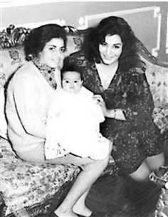 شريهان في طفولتها مع والداتها