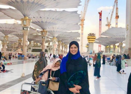 نشرت الممثلة ياسمين عبد العزيز صورة لها بعد أدائها للعمرة ظهرت فيها بالعباءة والحجاب الأسود
