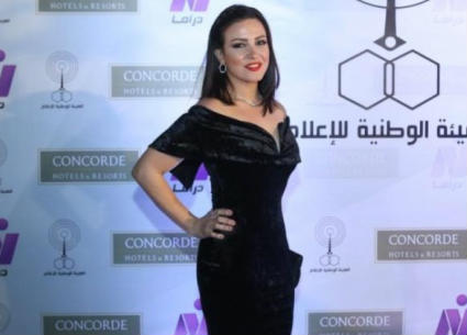 ريهام عبد الغفور بفستان أسود مخملي أنيق