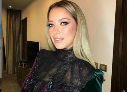 ريم مصطفى بفستان مخملي به أكثر من لون ولكن تنسيقهم سويا جاء أنيق
