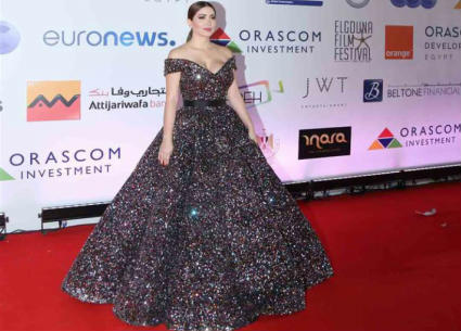 نسرين طافش اختارت فستانا يشبه الأميرات وخامته اللامعة كانت مناسبة لها وتصفيفة شعرها البسيطة مناسبة تماما للفستان الفخم 