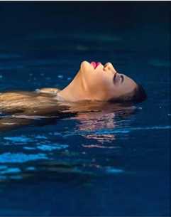 رانيا يوسف في جلسة تصوير أثارت الجدل لظهورها شبه عارية