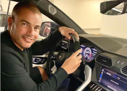 نشر عمرو دياب صورته داخل سيارة لامبورجيني وكتب: ""اختبار قيادة فريد من نوعه"
