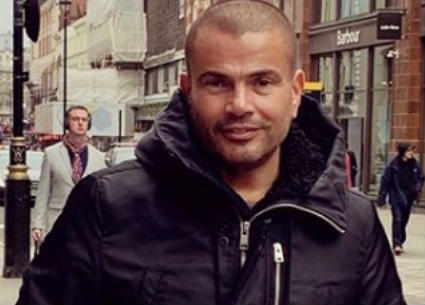 نشر عمرو دياب صورة جديدة له خلال تنزهه في شوارع لندن
