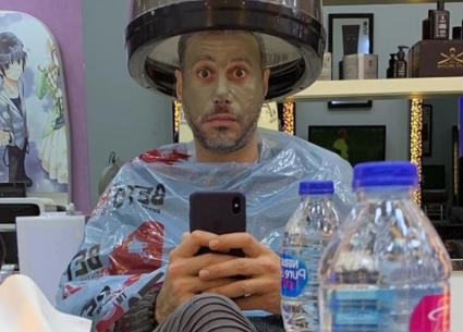 نشر أحمد السعدني صورته وهو يضع ماسكا على وجهه وكتبت مازحا: "ريحة شياط يا لمبي"
