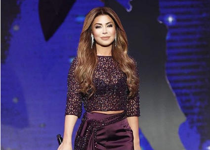 نوال الزغبي لم تغير من ألوان المكياج طيلة الحلقة، وهذا واحد من العيوب في الإطلالات