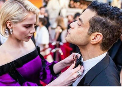 حبيبة رامي مالك تساعده