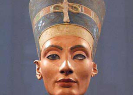 تمثال لرأس نفرتيتي الفرعونية