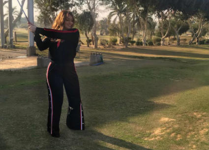 نرمين الفقيتستعرض مهارتها في لعب الجولف