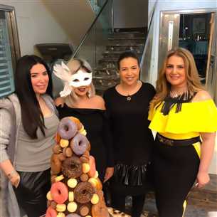 احتفلت بوسي شلبي من جديد بعيد ميلادها هذه المرة مع مجموعة من صديقاتها الفنانات