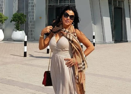 شال راينا يوسف يكمل أناقة فستانها المكشوف