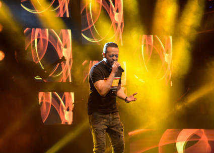 محمود العسيلي وتامر عاشور يشعلان حماس طلاب جامعة هليوبوليس