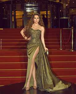 ستيفاني صليبا اختارت فستانا من تصميم زهير مراد، جاء الفستان مناسبا لها وللون بشرتها ولقوامها، وتعد من أجمل إطلالات الحفل