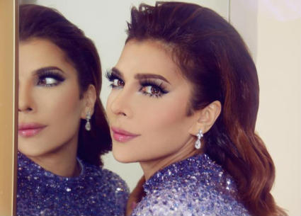 أطلت أصالة علي جمهورها بفستان كلاسيكي طويل مرصع يتدرج لونه من الأزرق بالجزء الأعلى منه إلى الأبيض نزولا للأسفل 