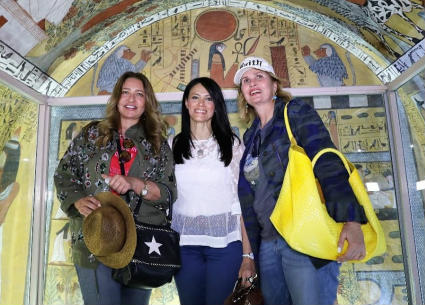 ليلى علوي ويسرا ووزيرة السياحة رانيا المشاط في إحدى جولات الكشف الأثري بمحافظة الأقصر، على هامش حفل الكشف عن تمثال رمسيس الثاني بعد ترميمه