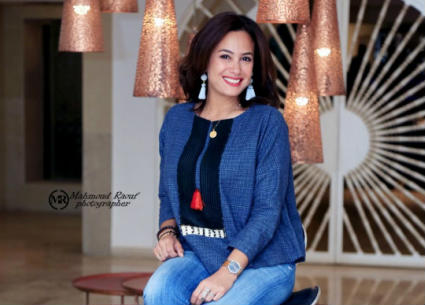 هند صبري في إطلالة كاجوال زرقاء 