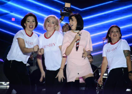 ساندي تشعل حفل الربيع في بتروسبورت