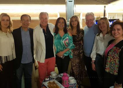 مصطفى فهمي وزوجته وإلهام شاهين وحسين فهمي وأصدقاء