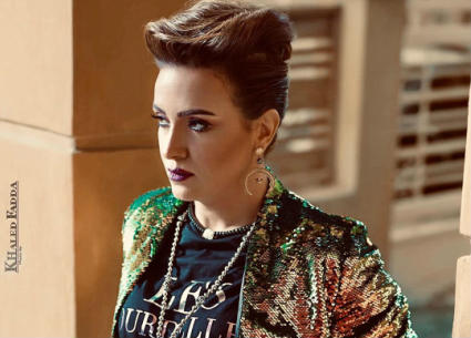 نشرر فضة جلسة تصوير لريهام عبد الغفور ارتدت فيها بذلات لامعة من تصميم مهند كوجاك وفضيات من تصميم عزة فهمي، ومن تنسيق عبير الأنصاري.