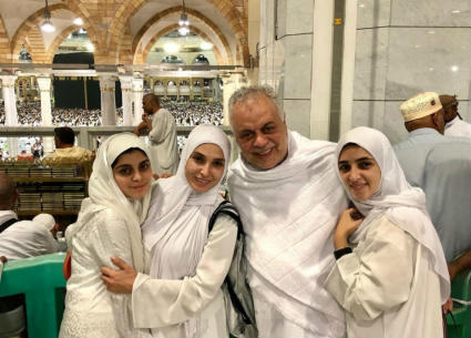 أشرف زكي وزوجته روجينا وابنتيها