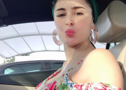 نشرت عائشة بن أحمد صورتها وهي ترتدي فستانا ملونا، وأرسلت قبلتها لمحبيها وكتبت "صباح البهجة والألوان"
