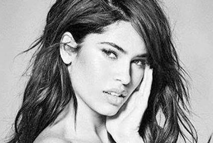 جوليانا هيرز والتى تشاركه كليب "معاك قلبي".