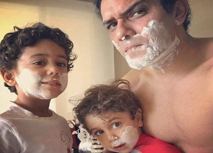 آسر ياسين مع ابنيه