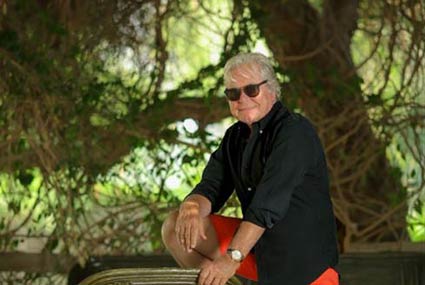 صورة نادرة- حسين فهمي مع خطيبته الثالثة ابنة السفير