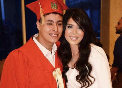 دينا في حفل تخرج ابنها علي من المدرسة