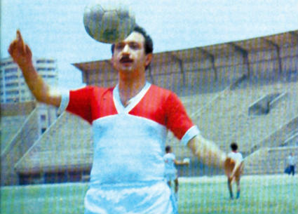 جسد نور الشريف شخصية لاعب كرة القدم في فيلم "غريب في بيتي" وشخصية "شحاتة أبو كف" الشاب الريفي الذي وقع عقدا مع نادي الزمالك ليلعب في صفوفه
