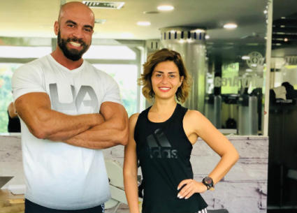 منة فضالي مع مدربها في الجيم