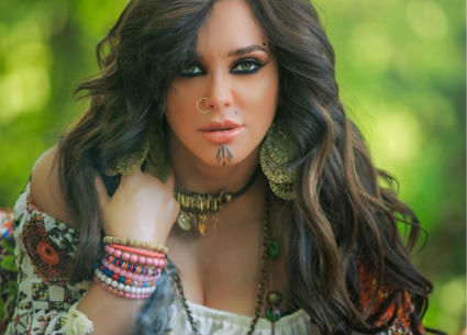 سلاف فواخرجي "غجرية" في أحدث جلسة تصوير