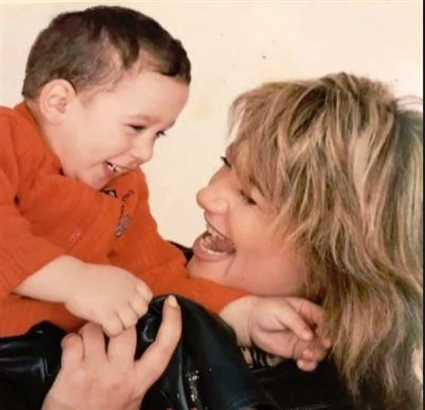 ليلى علوي وابنها خالد في طفولته