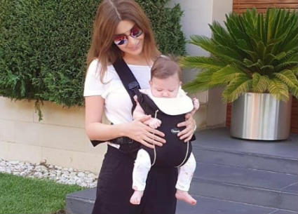 نشرت المطربة اللبنانية نانسي عجرم لأول مرة صورتها مع ابنتها الصغرى "ليا"

