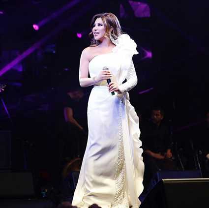 نجوى كرم بفستان مزدحم في تفاصيله وخاماته وكذلك، الخياطة في الجزء السفلي واضحة!