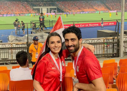 كارمن سليمان وزوجها مصطفى جاد في مباراة مصر والكونغو