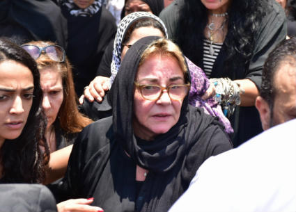 النجوم في جنازة الفنان عزت أبو عوف