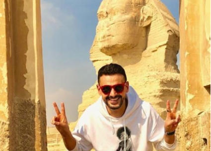 نشر الممثل رامز جلال صورته من الأهرامات وكتب: "أبو رامز مع أبو الهول"
