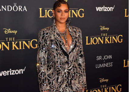الفستان الذي اختارته بيونسيه لحضور العرض الأول من فيلم Lion King، من تصميم ألكسندر ماكوين