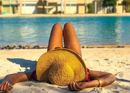 ناهد السباعي نشرت صورة وهي على البحر دون أن تظهر ثيابها 