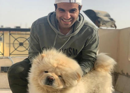 أحمد فهمي مع واحد من كلابه يدعى "مفتاح"
