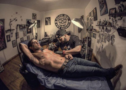 آسر ياسين تعرض لهجوم بسبب نشر صورة من جلسة للحصول على تاتو جديد
