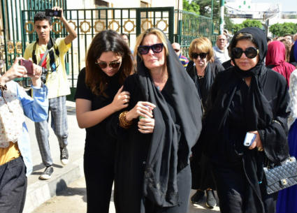 انهيار يسرا في جنازة والدتها