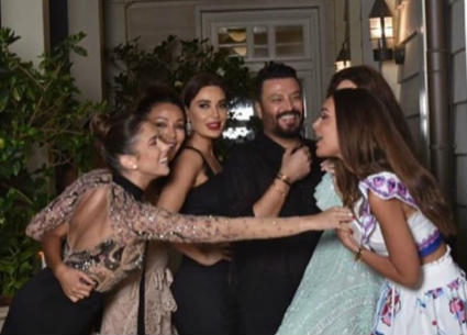 صورة للنجمات ملتفات حول زهير مراد