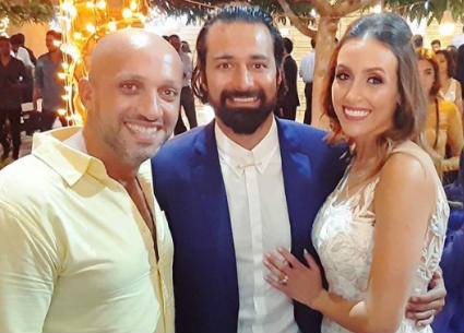 العروسان وأحد الأصدقاء