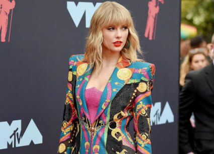 تايلور سويفت على السجادة الحمراء في الحفل